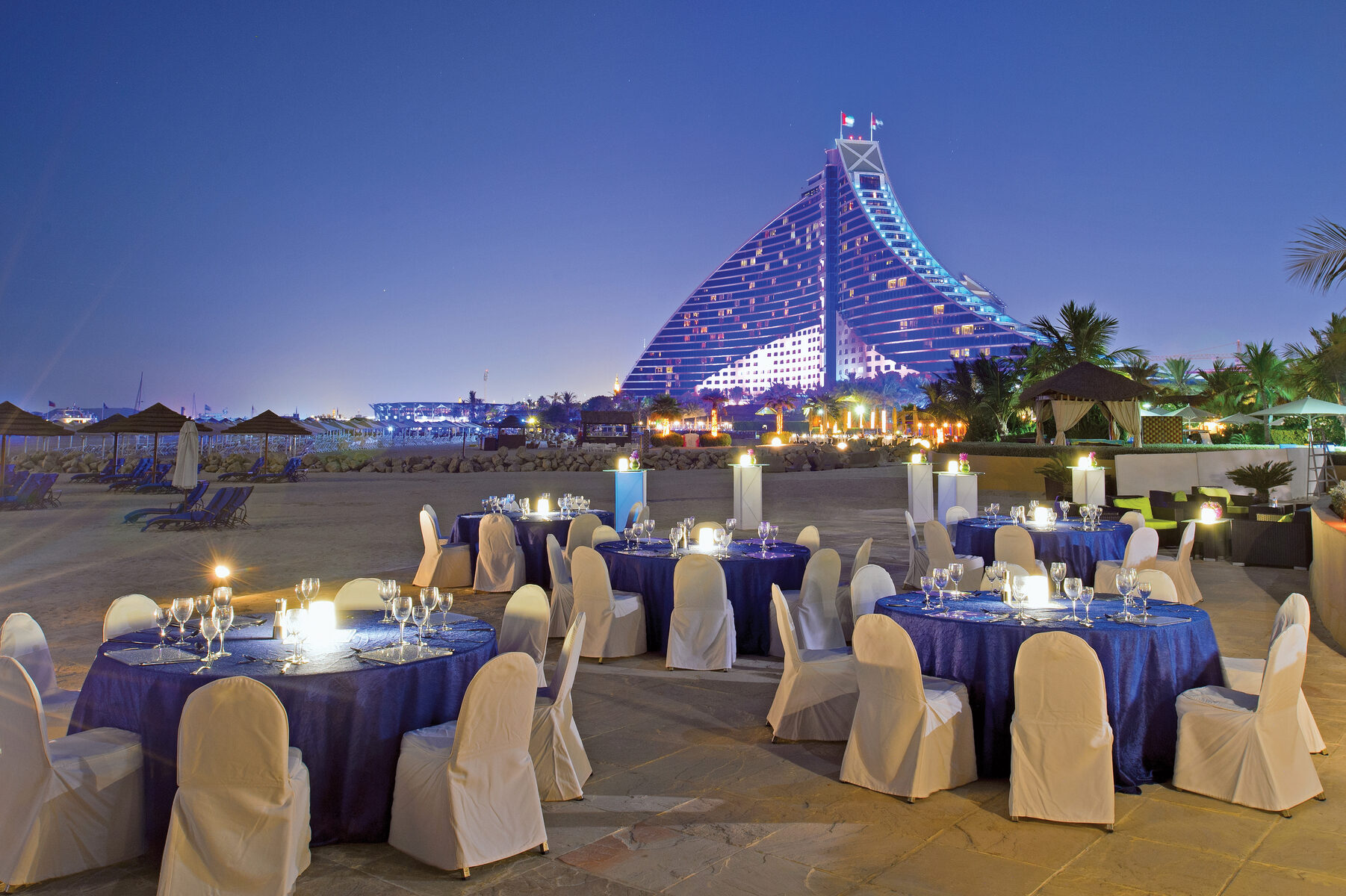 Jumeirah_Beach_Hotel_-_Executive_Pool_Terrace_set_up